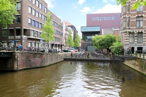 500 nieuwe fietsparkeerplekken boven het water vlakbij Leidseplein