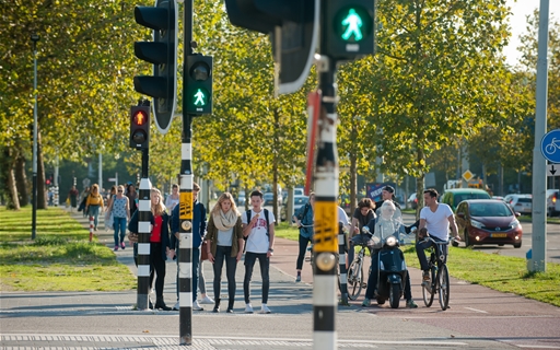 foto met voetgangers en fietsers- Arjen Vos