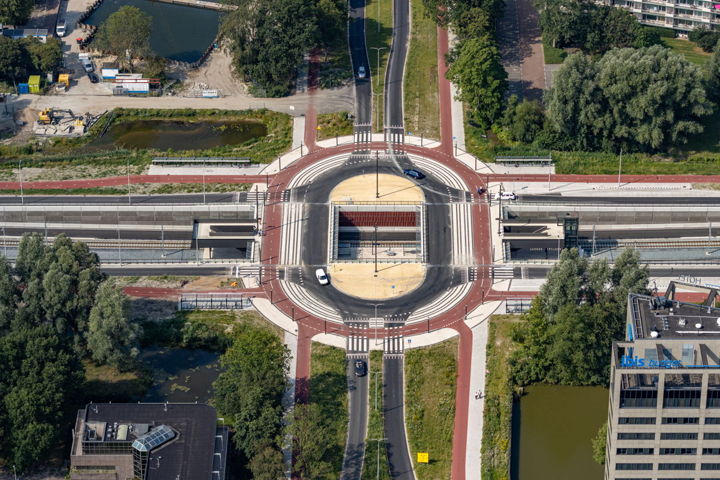 De ovaalrotonde bij Kronenburg ziet er nu zo uit. Wat een verschil!