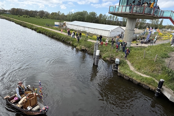 Muziekboot in water bij opening Cruquiusbrug