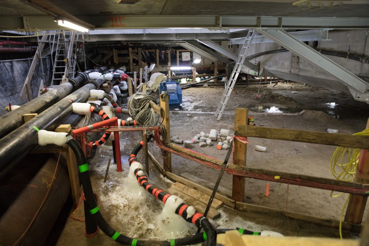 Zo ziet het er dus uit onder het stationsgebouw... De nieuwe verbinding - de Cuyperstrap - zal overigens in 2020 klaar zijn.