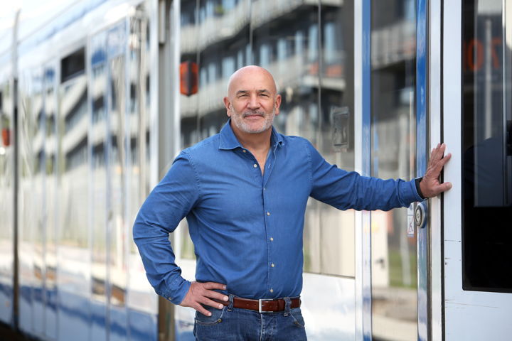 Unitmanager Paul koert: 'De techniek van nu moet ‘praten’ met de techniek van een twintig jaar oude tram. Dat gaat niet zonder slag of stoot.'