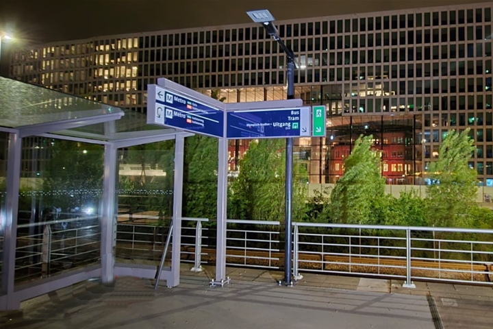 Nieuwe borden op metrostations