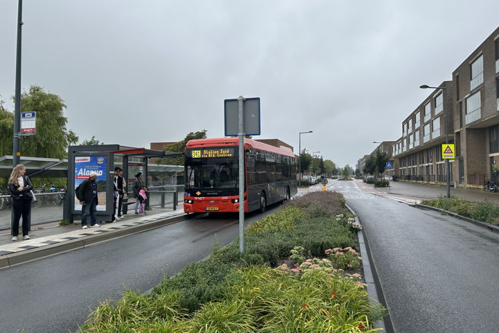 Verschillende R-net bussen halteren bij de Fanny Blankers Koenlaan