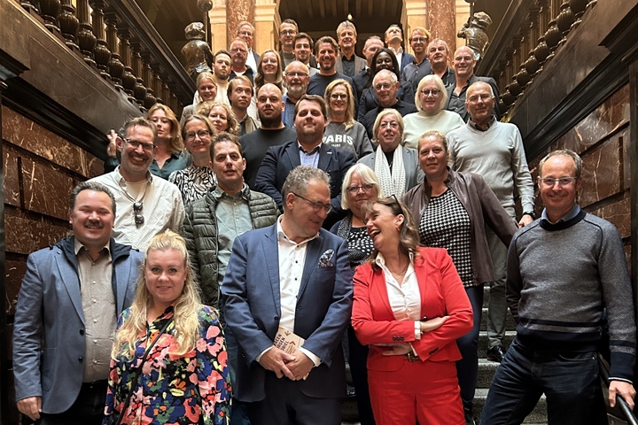 Groepsfoto op trap stadhuis Antwerpen