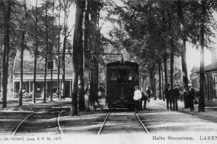 Halte van de stoomtram in Laren.