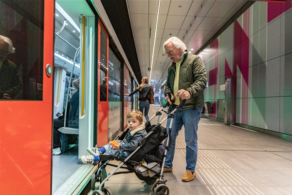 Kinderen reizen vanaf 2027 overal gratis mee in het ov