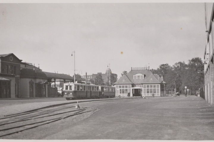 De Gooische Stoomtram bij station Weesperpoort, dit was het vertrekpunt in Amsterdam.