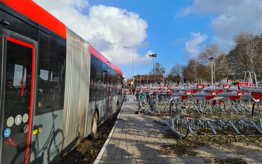 Foto van de nieuwe fietsparkeerplekken bij bushalte Ouderkerk Oost. Foto provincie NH.