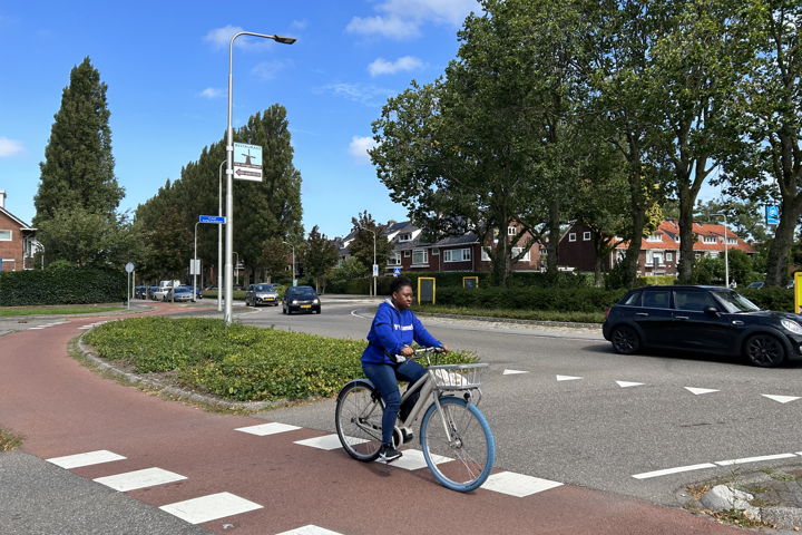 Door het verdwijnen van de verkeerslichten hoeven auto's, fietsers en voetgangers niet onnodig te wachten