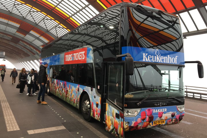 De pilot met touringcars op het busplatform IJzijde vindt plaats binnen het streven om touringcars binnen de ring A10 en onder het IJ te beperken en valt onder de doelstelling van Amsterdam waarbij we werken aan een 'touringcarluw' centrum. Eind juli 2018 is daarom het aantal inrijverboden voor touringcars, met uitzondering van het bestemmingsverkeer, in stadsdeel Centrum uitgebreid.