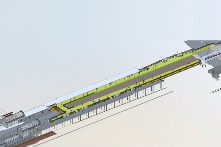 Links de opgang naar de metro, in het groen het verlengde perron.