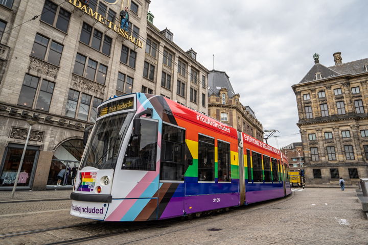 De bestickerde tram van GVB.
