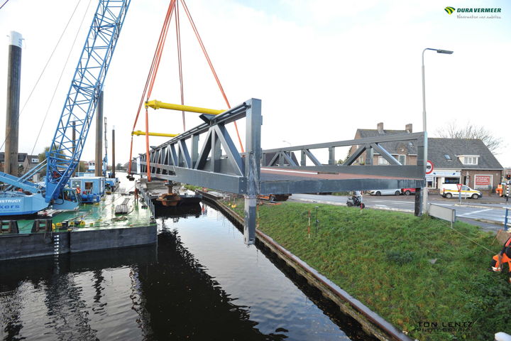 Het inhijsen van de fietsonderdoorgang Aalsmeerderbrug...