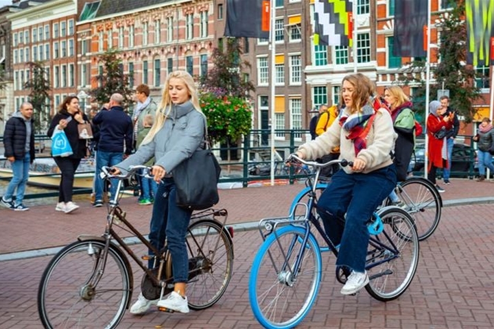 Foto van jongeren op de fiets