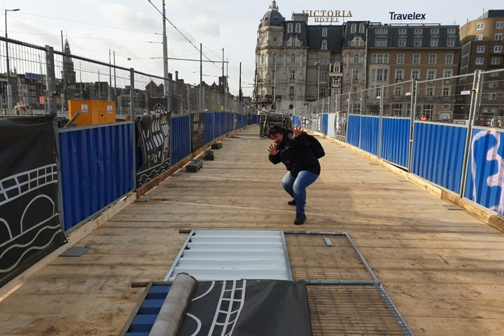 Tijdelijke houten hangbrug om voetgangers de ruimte te geven.