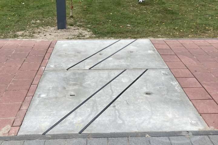 De telslangen die op het asfalt liggen.