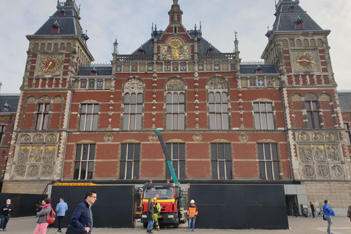 Buiten voor CS is een logistiek werkterrein ingericht.