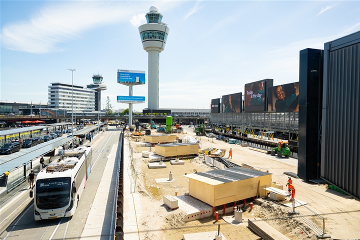 Hoe bouw je een busstation terwijl Schiphol gewoon openblijft?