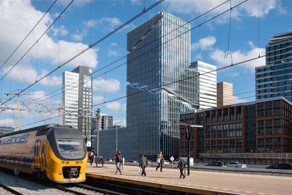 Foto van een trein op station Amsterdam Zuid