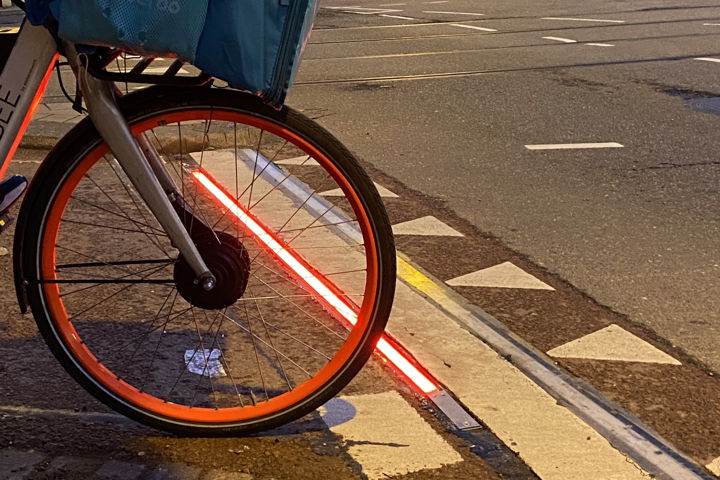 Tegelijk met het verkeerslicht ´springt´ de strip op rood.