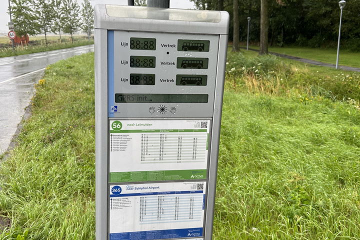 Solar displays geven de actuele wachttijd voor de bus op plekken waar een uitgebreide halte met reizigersinformatie niet mogelijk is