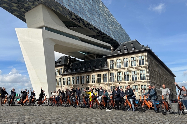 Groepsfoto tijdens fietstocht Antwerpen