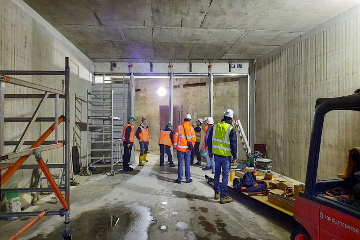 Tijdens de oefening zijn er meerdere mensen nodig om de waterkering op te bouwen.
