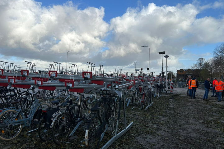 De eerste fiets parkeerplekken worden al gebruikt.