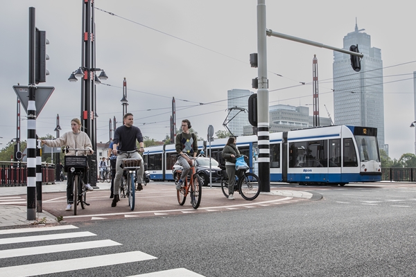 Foto van fietsers bij een stoplicht