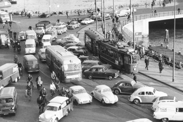 Het Stationsplein Oost in 1965, toen er nog auto´s mochten rijden.