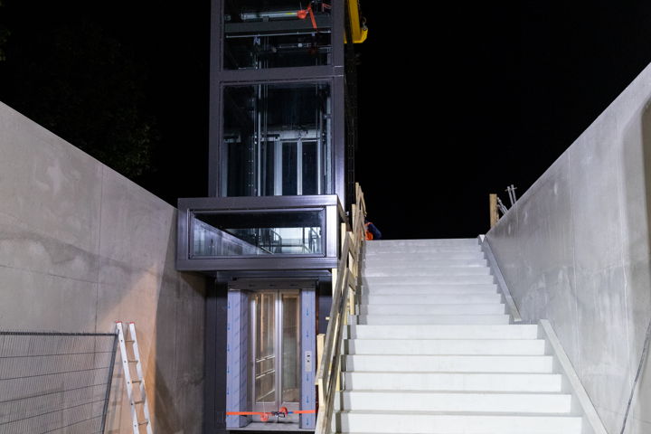 Zo komen de trappen en lift bij halte Ouderkerkerlaan eruit te zien.