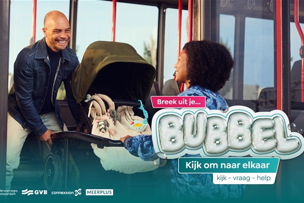 Foto van mevrouw met kinderwagen in het ov