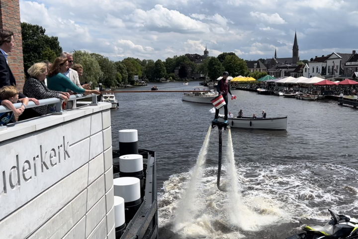 Een waveboarder gaf een stoere show.