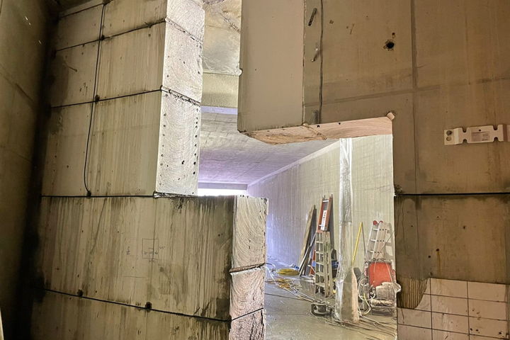 Het uitzagen en weghalen van de betonblokken zorgt voor de eerste opening in de muur.