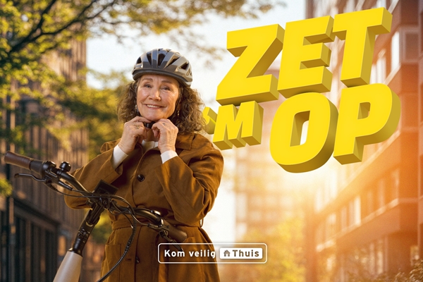 Foto van vrouw die helm op zet voor het fietsen