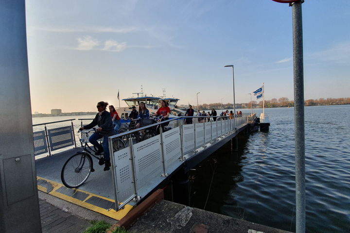 Mogelijke aanlegplek in het Oostelijk Havengebied op het Azartplein (KNSM-eiland) waar ook de pont naar de Zamenhofstraat aanlandt.