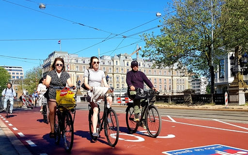 Foto: fietsers op een fietspad