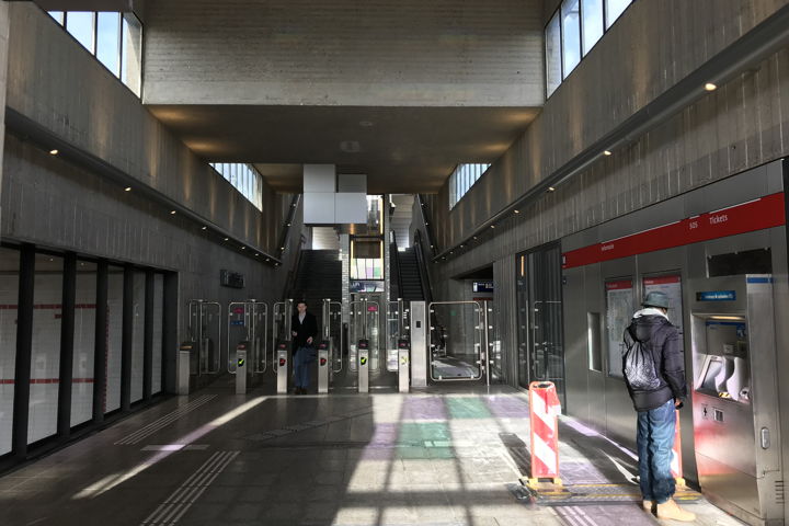 Bij de kaartautomaat in metrostation Van der Madeweg zijn de net aangebrachte blindengeleidelijnen tijdelijk afgedekt zodat deze goed kunnen drogen.