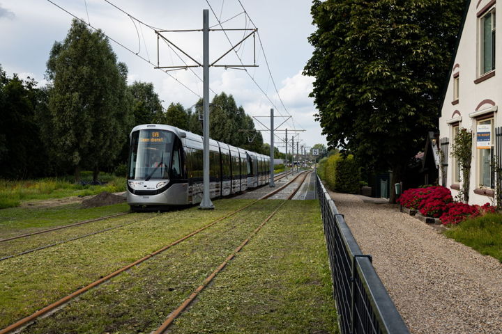 Vanaf Westwijk door naar het opstelterrein. Hier is de tram ter hoogte van de J.C. van Hattumweg 4 en 6.