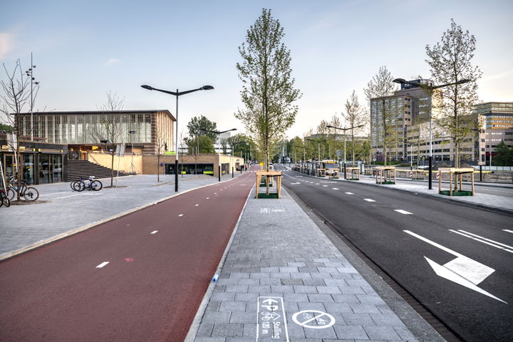 Fietspad voor het Amstelstation richting de fietsenstalling. Rechts van de weg op de foto worden nog 450 woningen gebouwd.