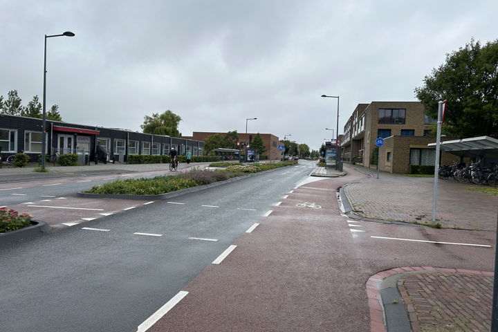 Op sommige delen van de Fanny Blankers Koenlaan liggen de fietspaden aan het wegdek, op andere er iets verder vanaf