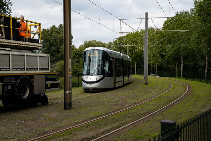 Nabij Brink op een bijna helemaal groene trambaan.