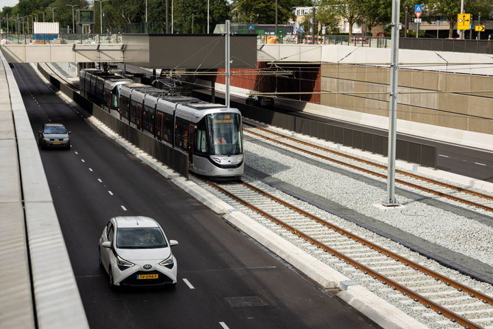 Ook voor het eerst: een tram door de verdiepte bak van de Sportlaan.
