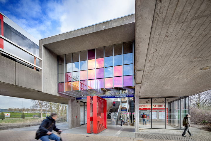 Een gerenoveerd metrostation Verrijn Stuartweg.