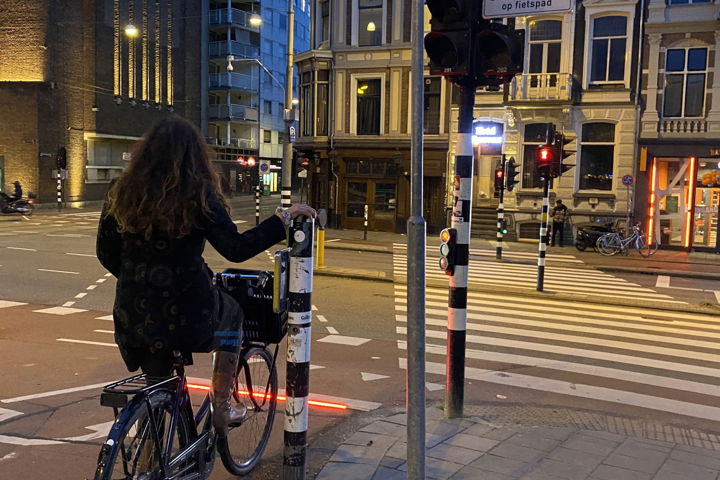 Op de kruising Stadhouderskade/Ferdinand Bolstraat reden veel fietsers door rood.