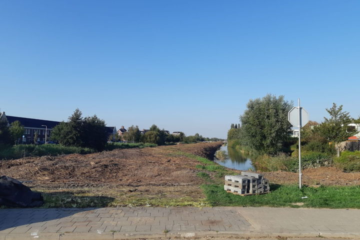 De begroeiing op de Spoordijk is weggehaald. Er kan nu wel weer gewandeld worden.